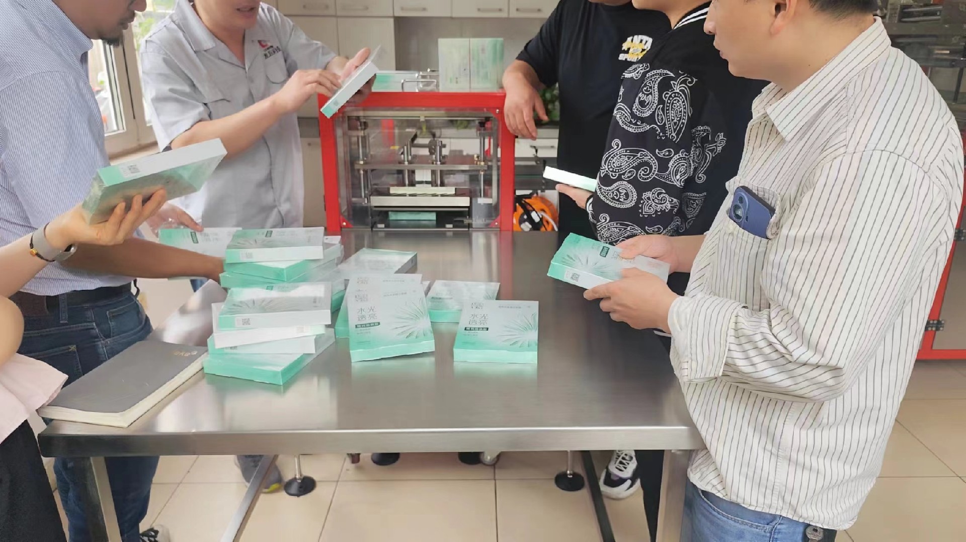 煙包機(jī)客戶(hù)試機(jī)現(xiàn)場(chǎng)