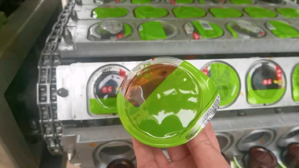 龍應(yīng)一出八醬料全自動(dòng)灌裝封口機(jī)